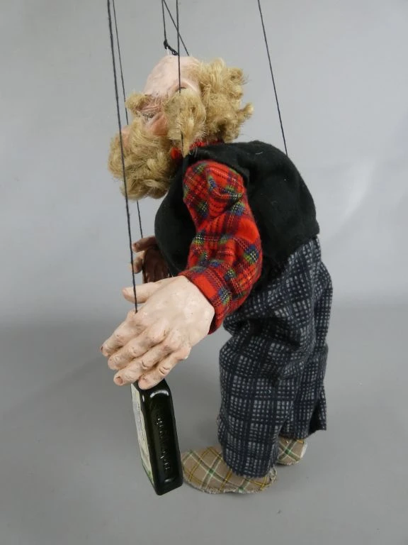 Houten marionet pop met baard en fles - foto 2