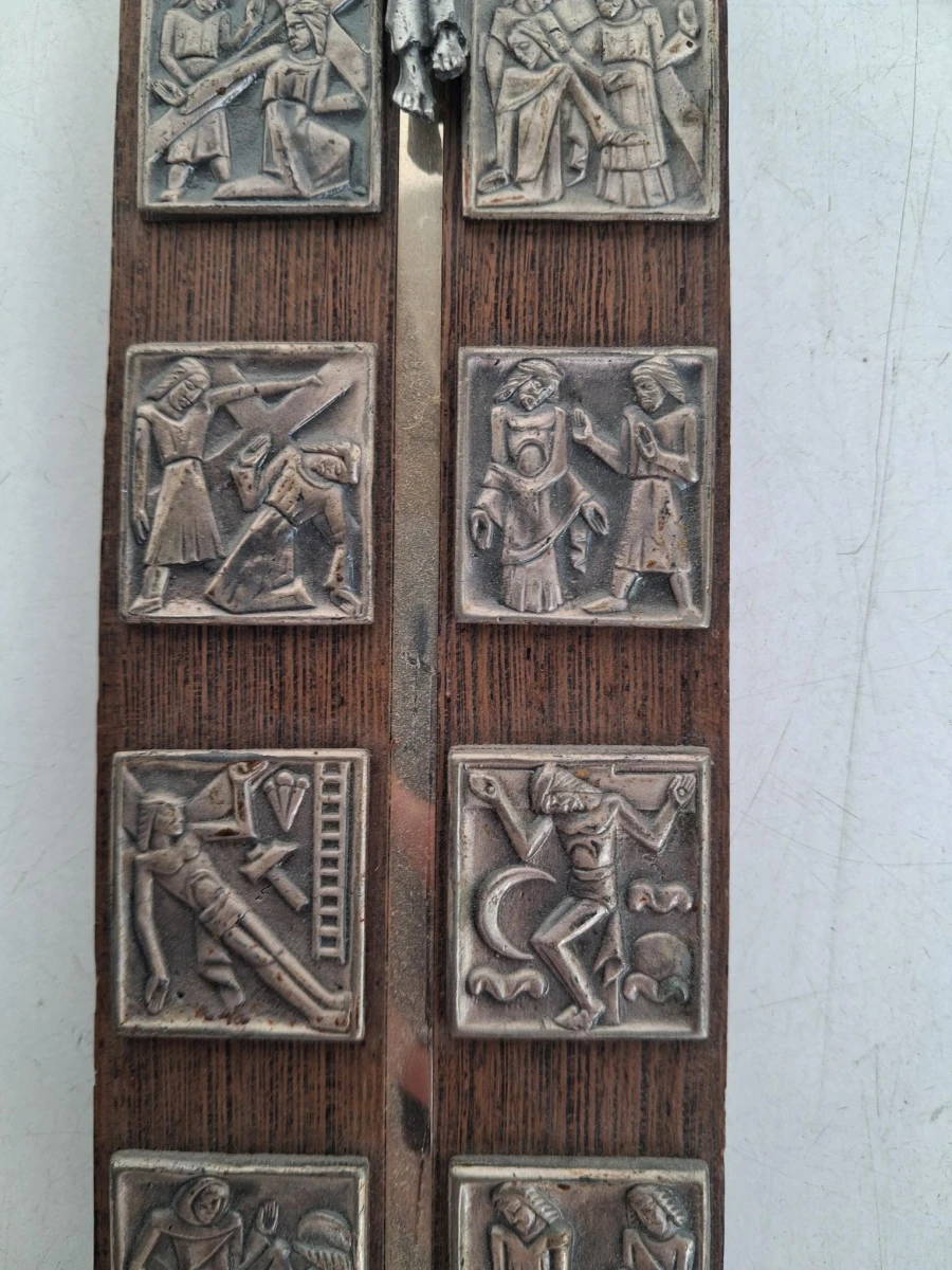 Tinnen kruisbeeld en staties van de kruisweg van Christus