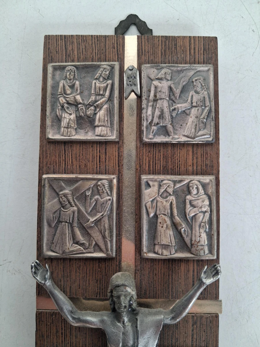 Tinnen kruisbeeld en staties van de kruisweg van Christus