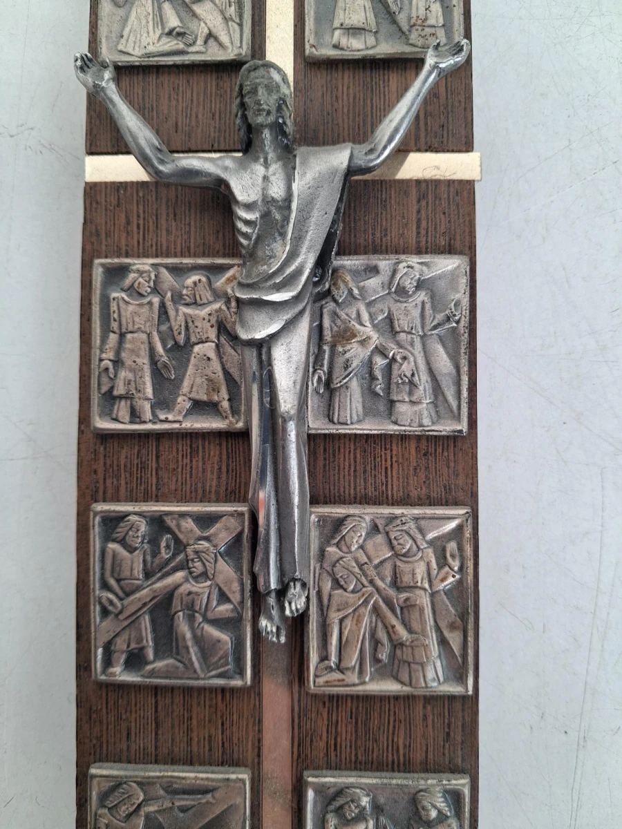 Tinnen kruisbeeld en staties van de kruisweg van Christus