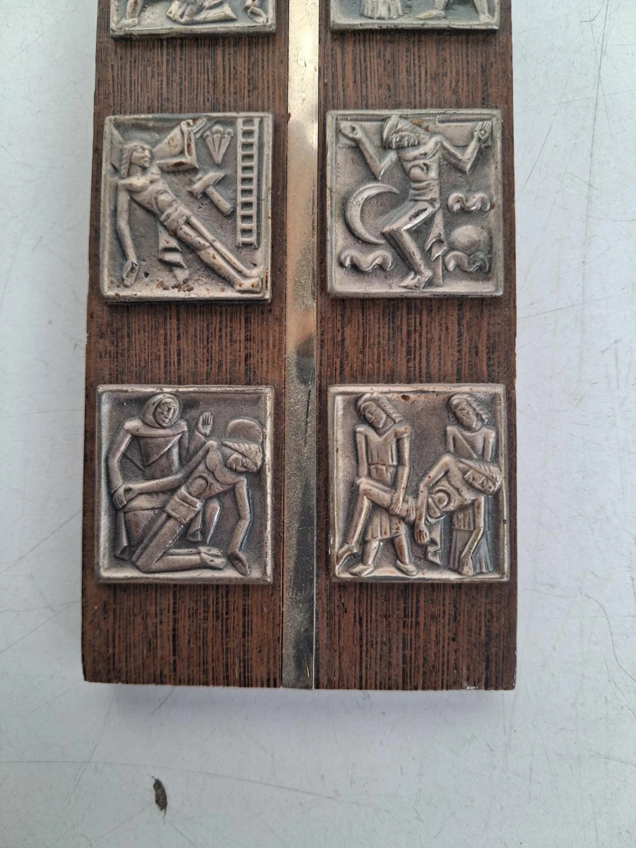 Tinnen kruisbeeld en staties van de kruisweg van Christus
