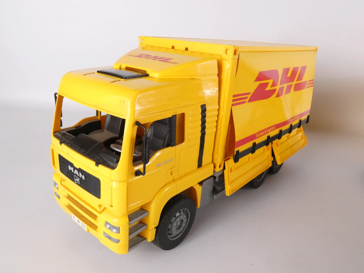 Set van diverse DHL modelauto's en speelgoedvrachtwagens - foto 3