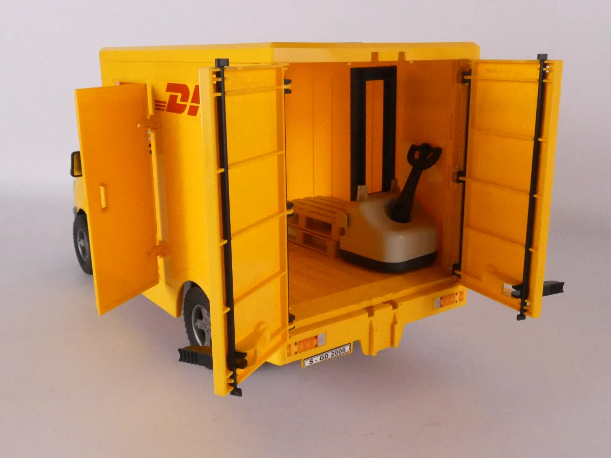 Set van diverse DHL modelauto's en speelgoedvrachtwagens - foto 15