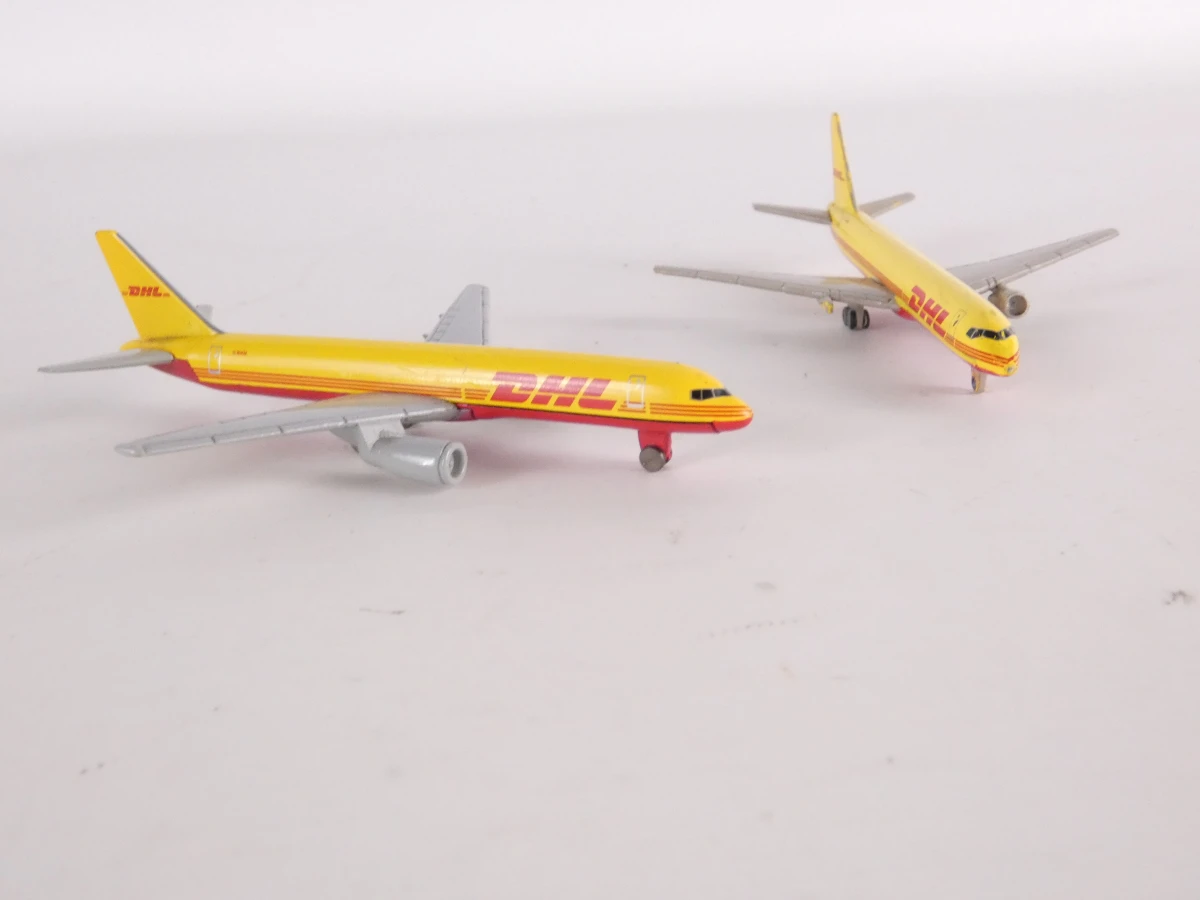 Set van diverse DHL modelauto's en speelgoedvrachtwagens - foto 31