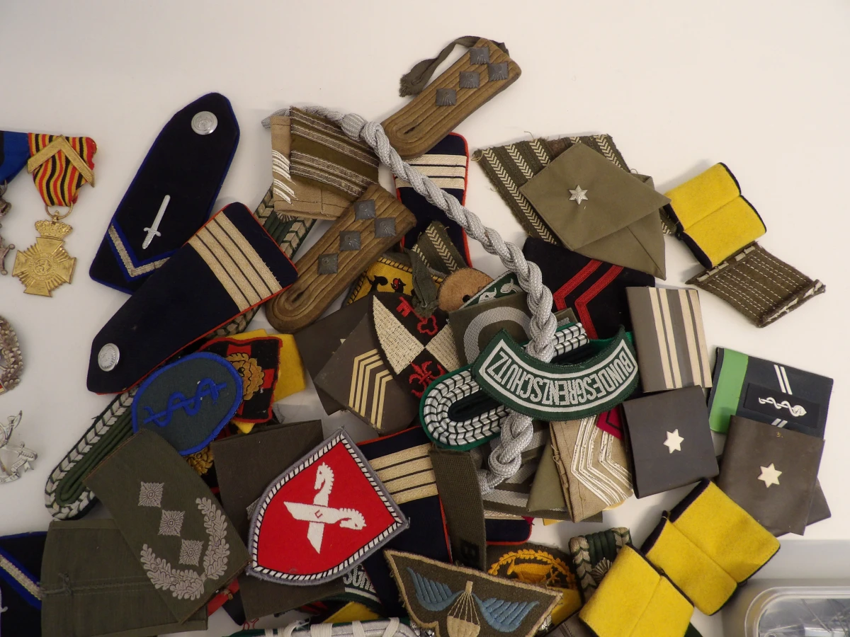 Grote verzameling militaire insignes, schouderstukken en mouwemblemen - foto 4