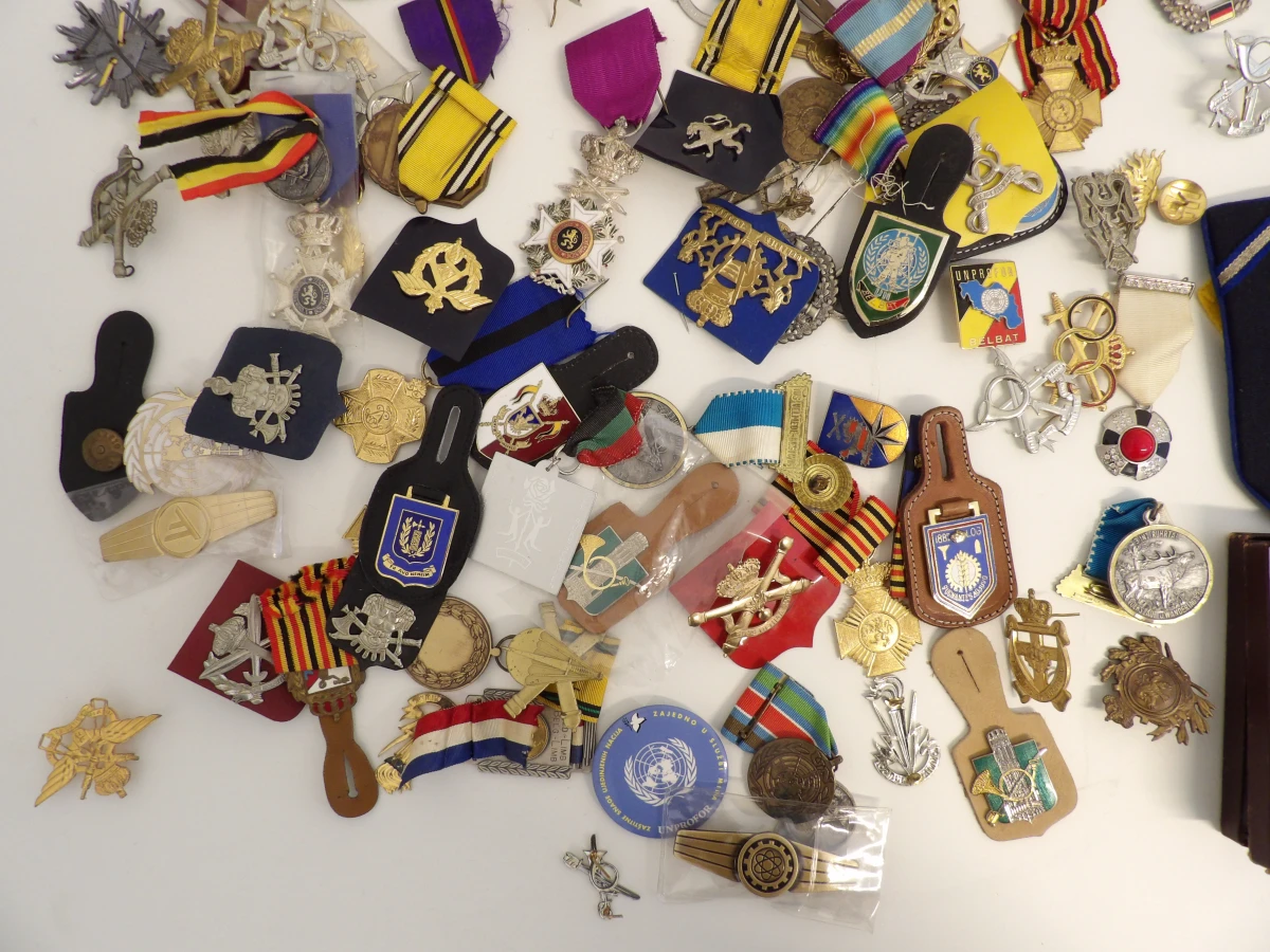 Grote verzameling militaire insignes, schouderstukken en mouwemblemen - foto 6