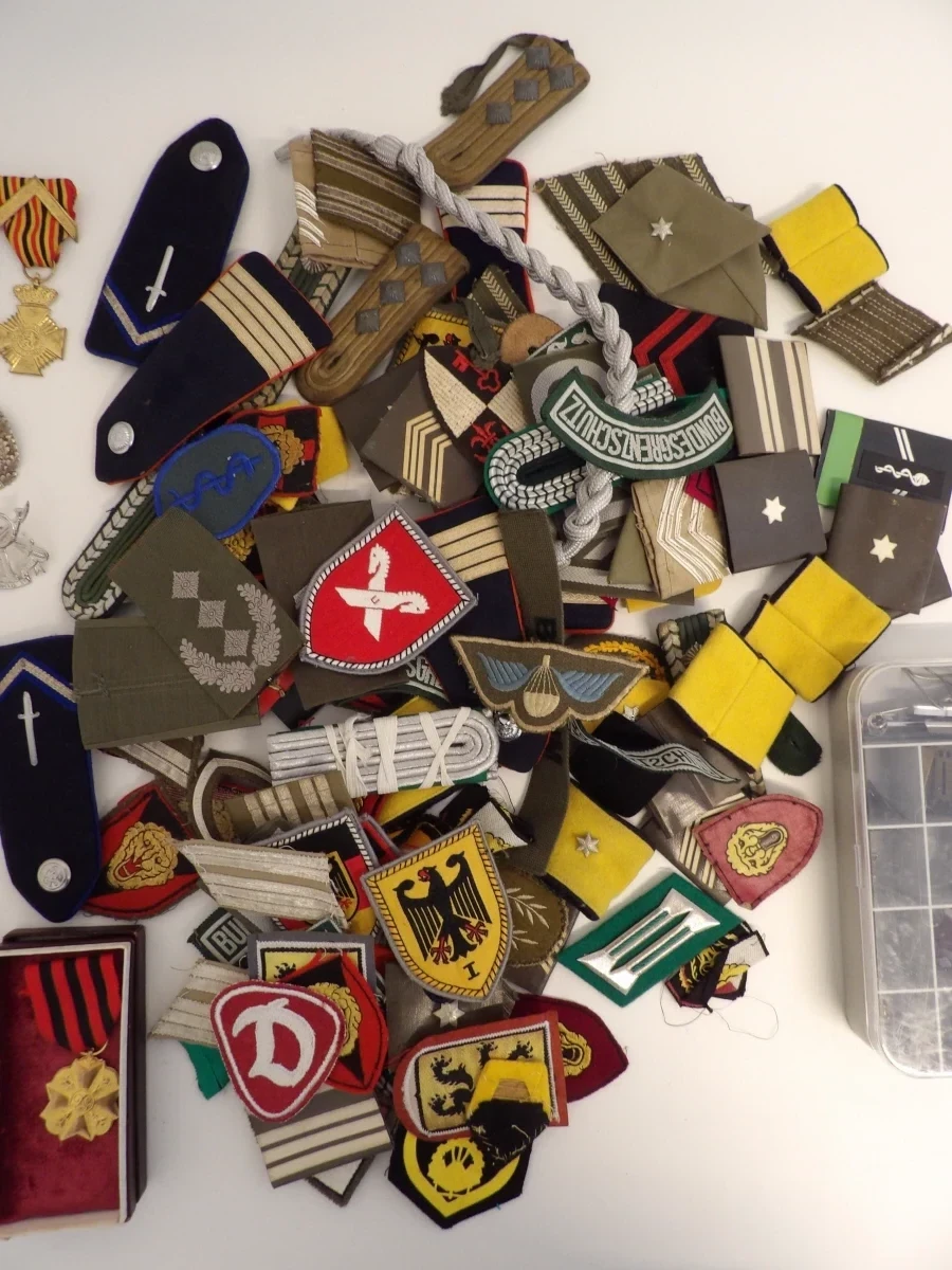 Grote verzameling militaire insignes, schouderstukken en mouwemblemen - foto 2