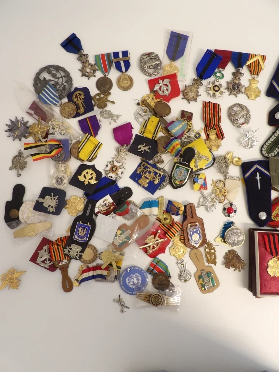 Grote verzameling militaire insignes, schouderstukken en mouwemblemen - foto 5