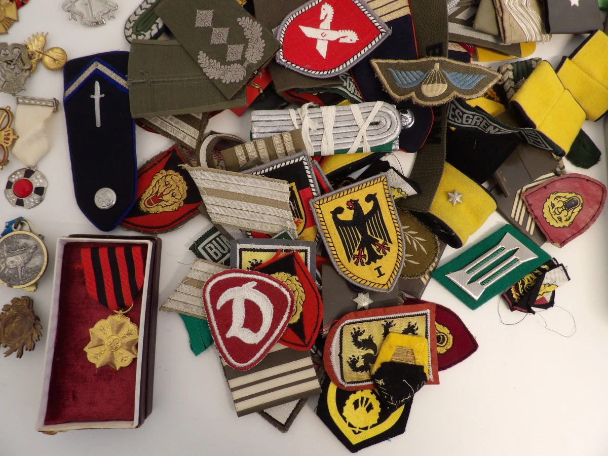 Grote verzameling militaire insignes, schouderstukken en mouwemblemen - foto 3