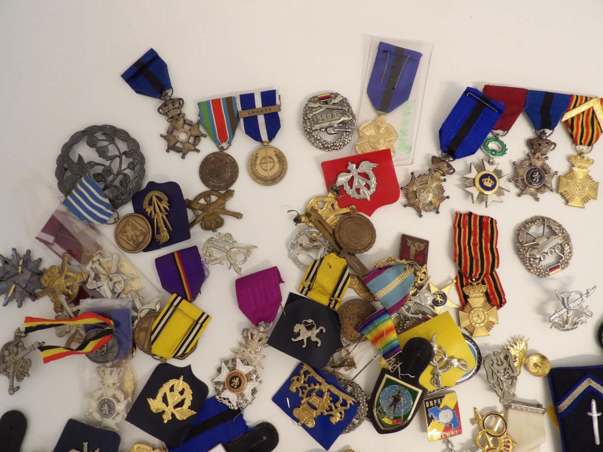Grote verzameling militaire insignes, schouderstukken en mouwemblemen - foto 7