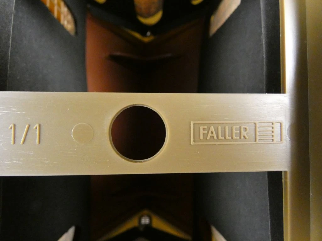 Modelkerk van Faller met gedetailleerde ramen - foto 6