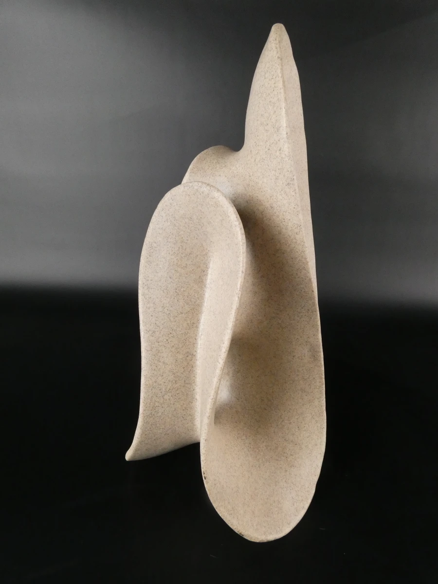 Abstracte keramische sculptuur in beige tinten - foto 4