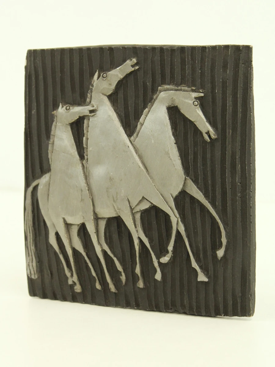 Keramiek Van Vlaenderen Gentbrugge keramische tegel met reliëf van paarden - foto 2