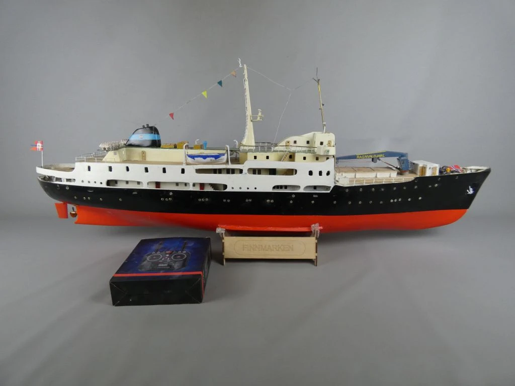 Handgemaakt houten schaalmodel van een schip – kavel bij De Kringwinkel, Diest