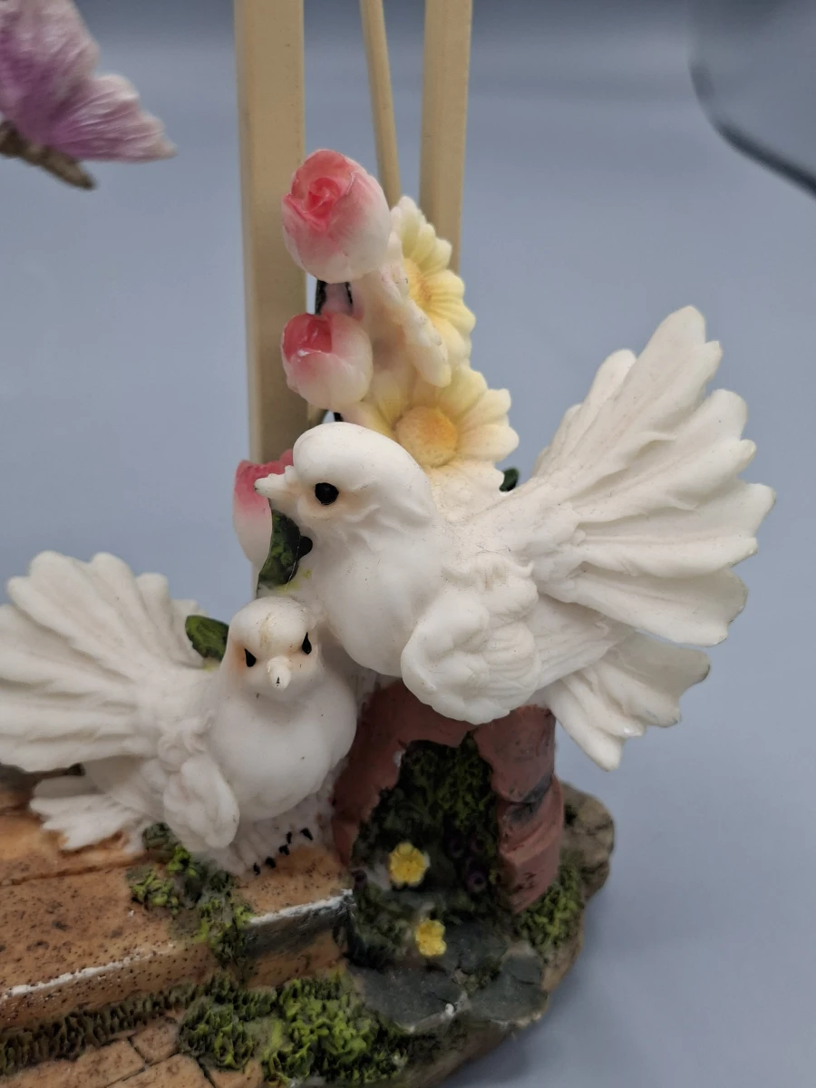 Romantische Vintage Tafelklok met Schommelende Vlinder en Sierlijke Duiven - foto 3