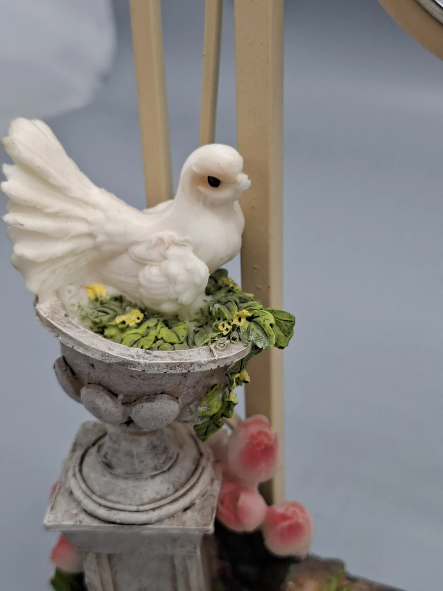 Romantische Vintage Tafelklok met Schommelende Vlinder en Sierlijke Duiven - foto 4