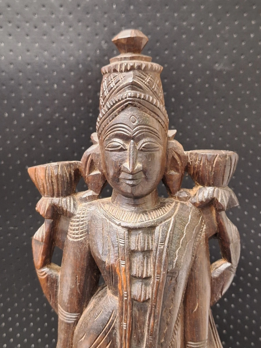 Traditioneel Indiaas houten snijwerk van de vierarmige godheid Lakshmi - foto 5
