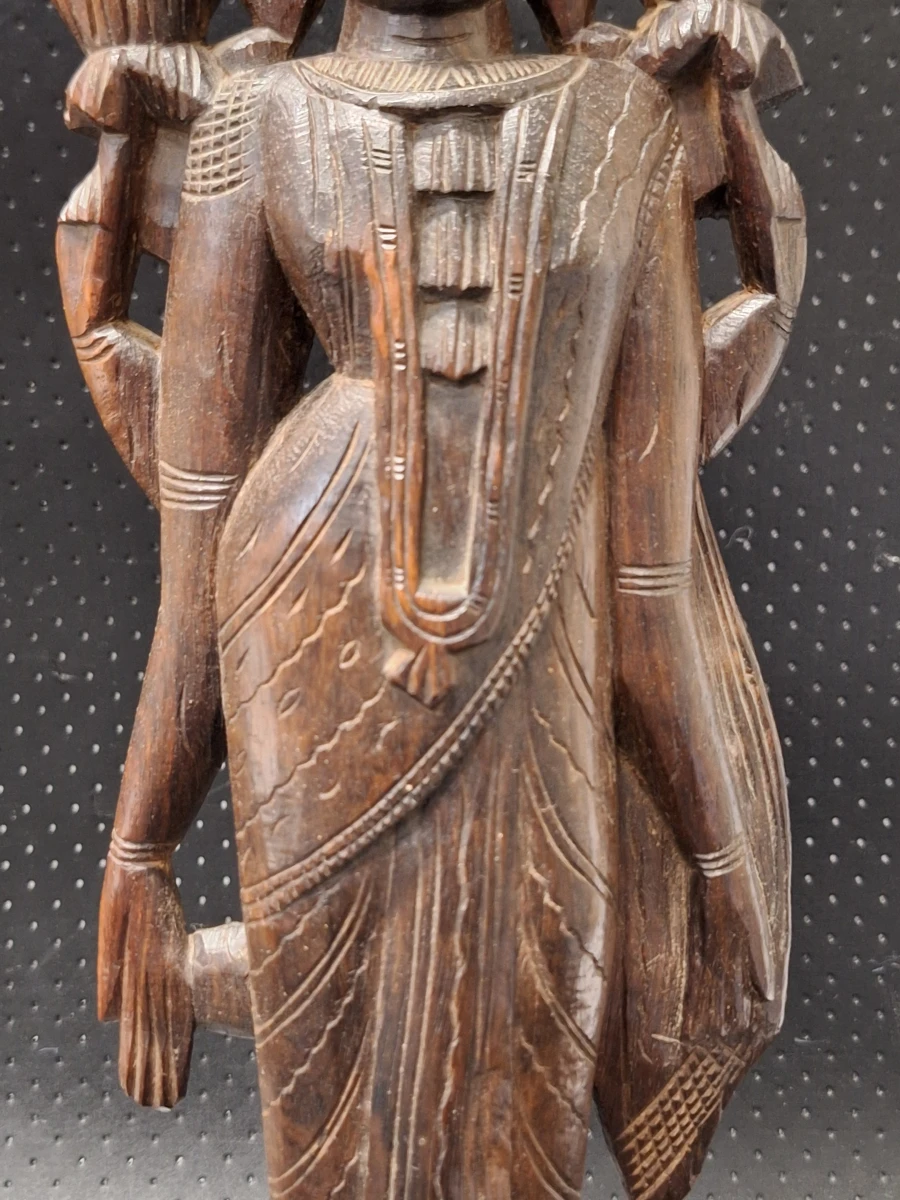 Traditioneel Indiaas houten snijwerk van de vierarmige godheid Lakshmi - foto 4