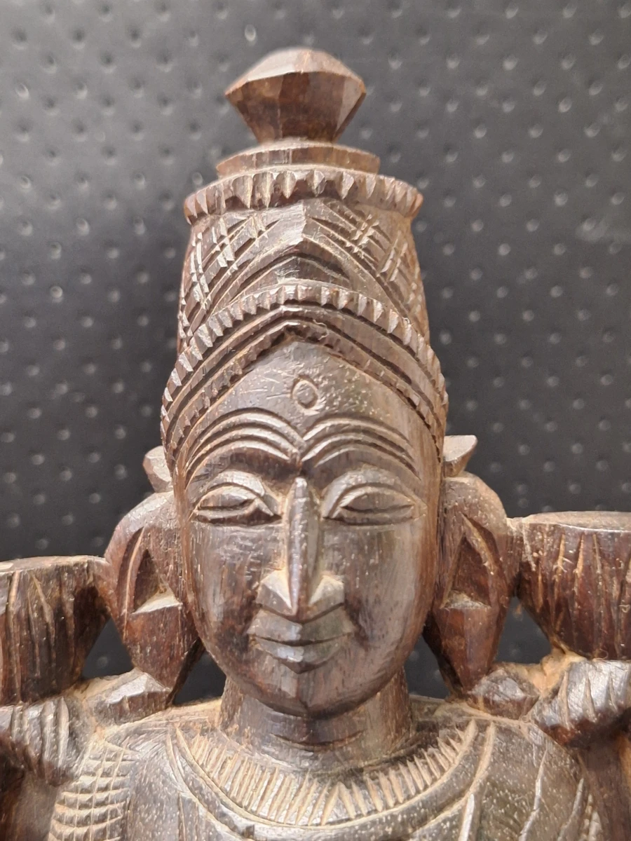 Traditioneel Indiaas houten snijwerk van de vierarmige godheid Lakshmi - foto 6