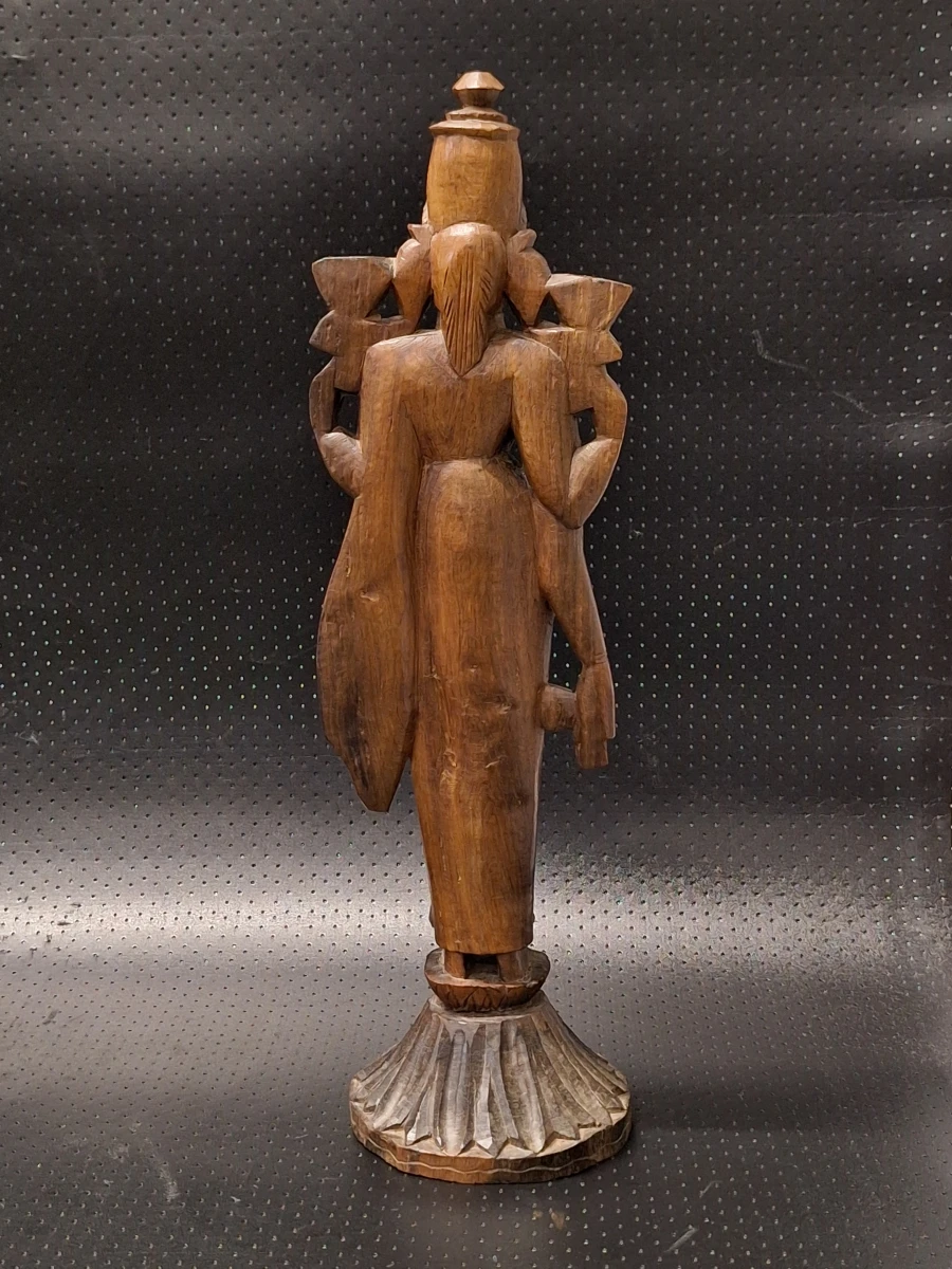 Traditioneel Indiaas houten snijwerk van de vierarmige godheid Lakshmi - foto 8