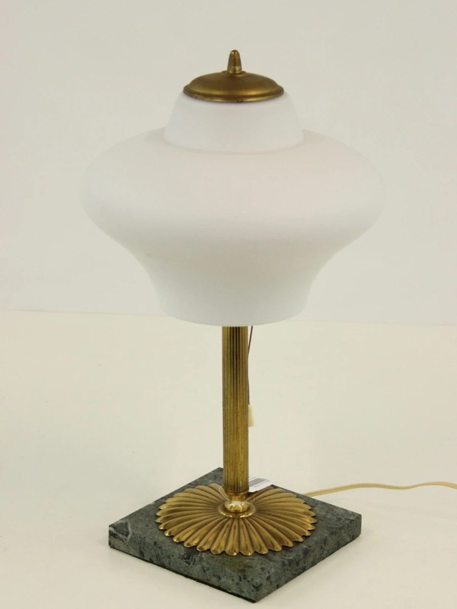 Vintage Art deco tafelllamp in mat opaline glas met messing voet en groene marmerlook - foto 2