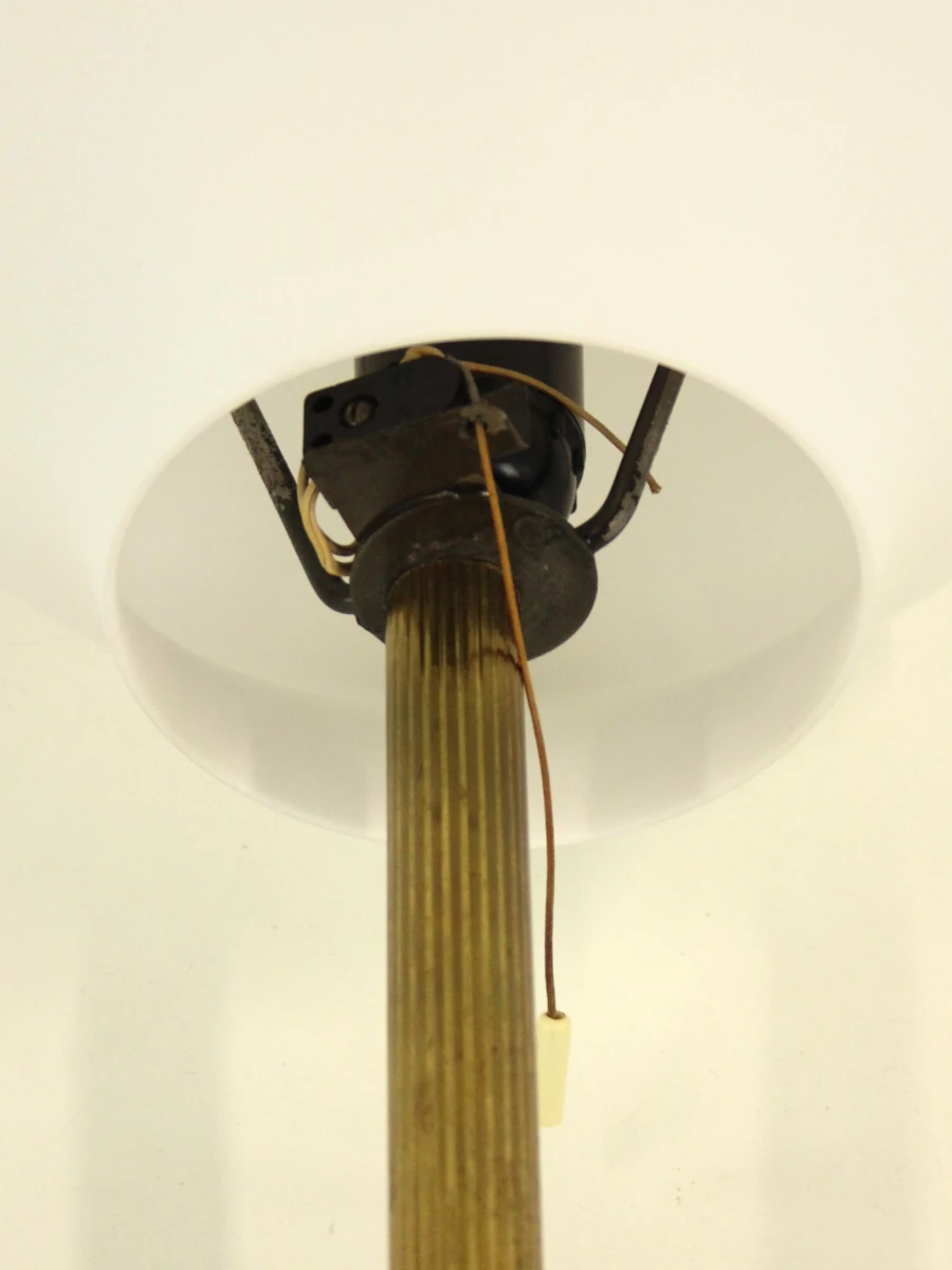Vintage Art deco tafelllamp in mat opaline glas met messing voet en groene marmerlook - foto 6