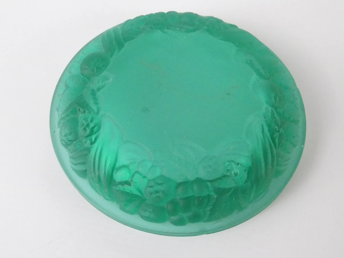 Groene glazen sierpot met deksel en reliëfdecoratie - foto 4