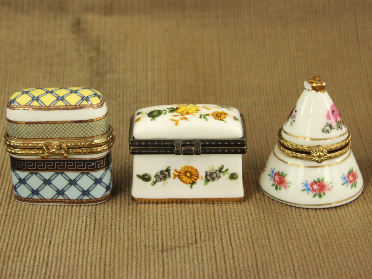 Lot van 26 porseleinen pillendoosjes / sierdoosjes – diverse decors – puntgaaf - foto 2