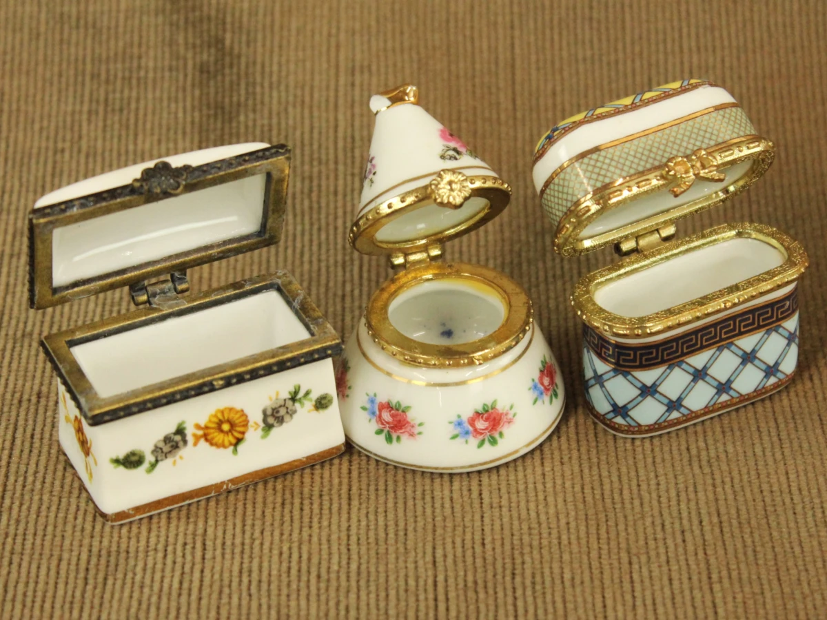 Lot van 26 porseleinen pillendoosjes / sierdoosjes – diverse decors – puntgaaf - foto 3