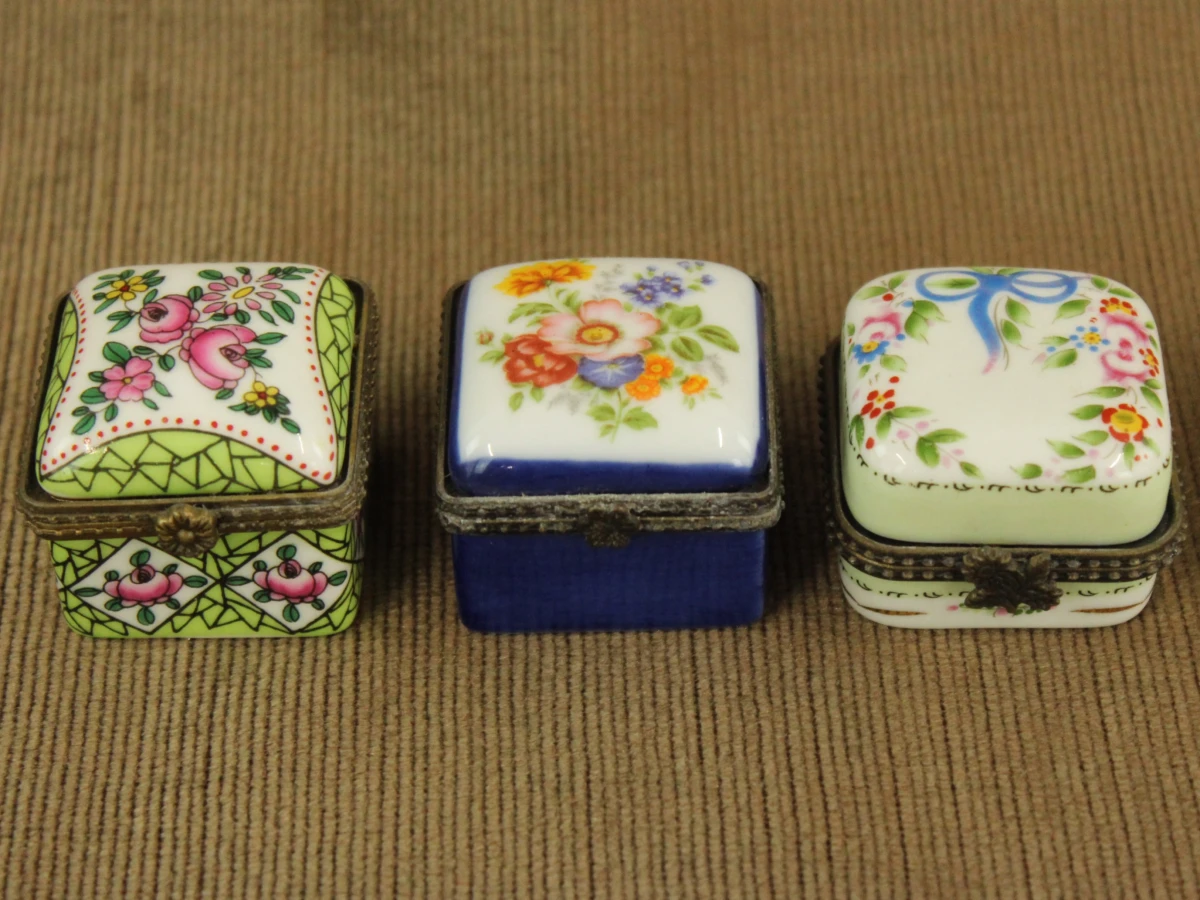 Lot van 26 porseleinen pillendoosjes / sierdoosjes – diverse decors – puntgaaf - foto 5