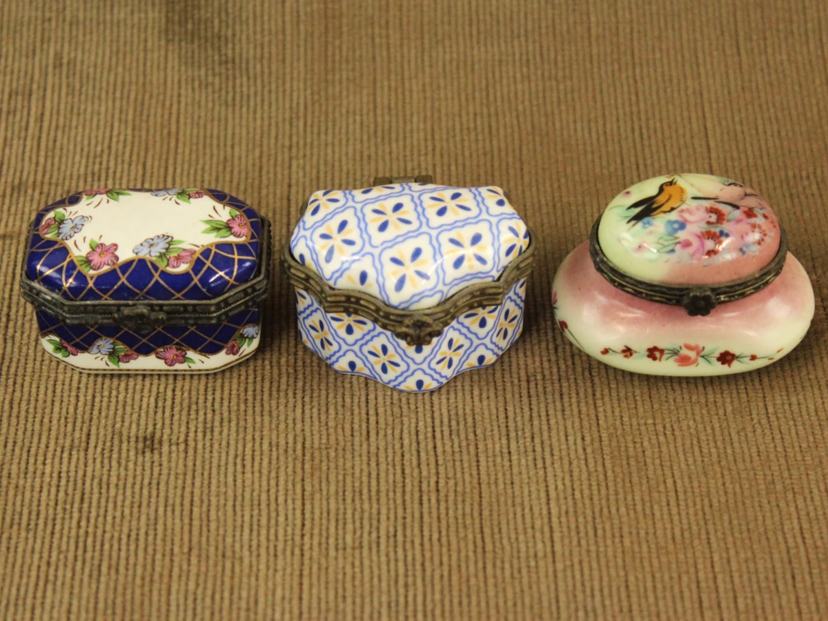 Lot van 26 porseleinen pillendoosjes / sierdoosjes – diverse decors – puntgaaf - foto 7