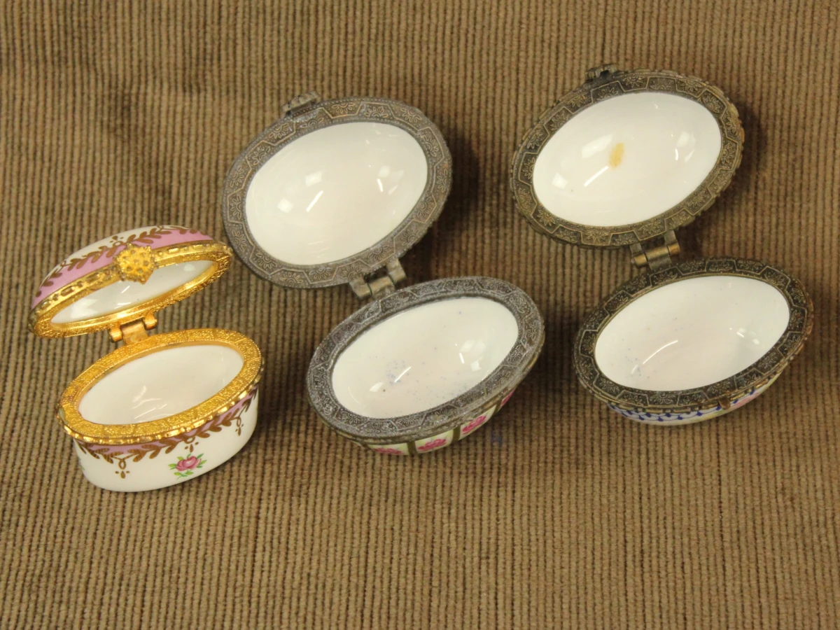 Lot van 26 porseleinen pillendoosjes / sierdoosjes – diverse decors – puntgaaf - foto 14
