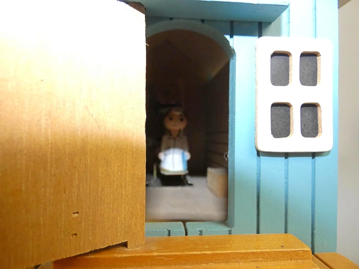 Houten muziekdoos in de vorm van een doktersbureau - foto 7