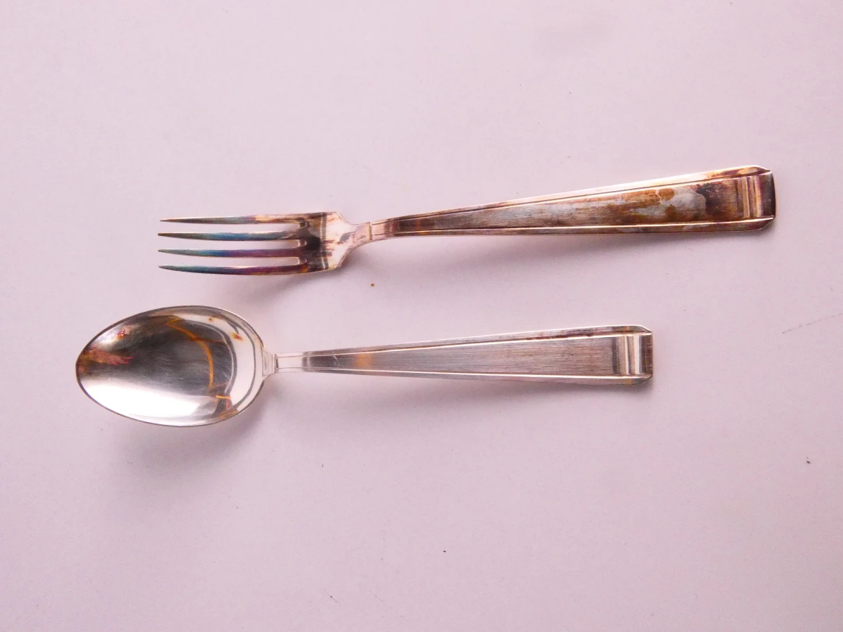 Vintage zilveren en verzilverd bestek en bureauaccessoires, - foto 13