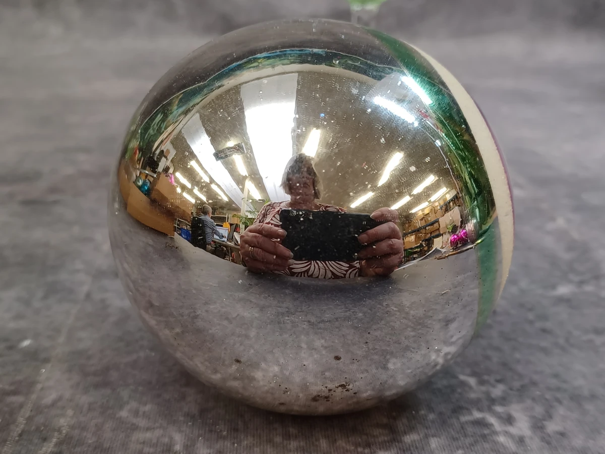Zeldzame vintage Ajeko glazen kerstbal met handgeschilderd winterlandschap - foto 4