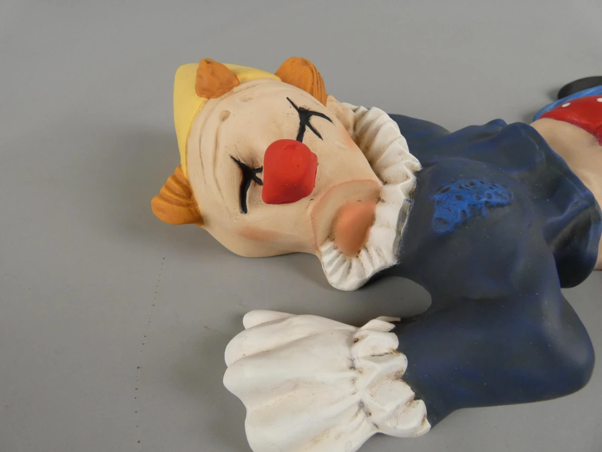 Beeld Liggende clown - foto 2