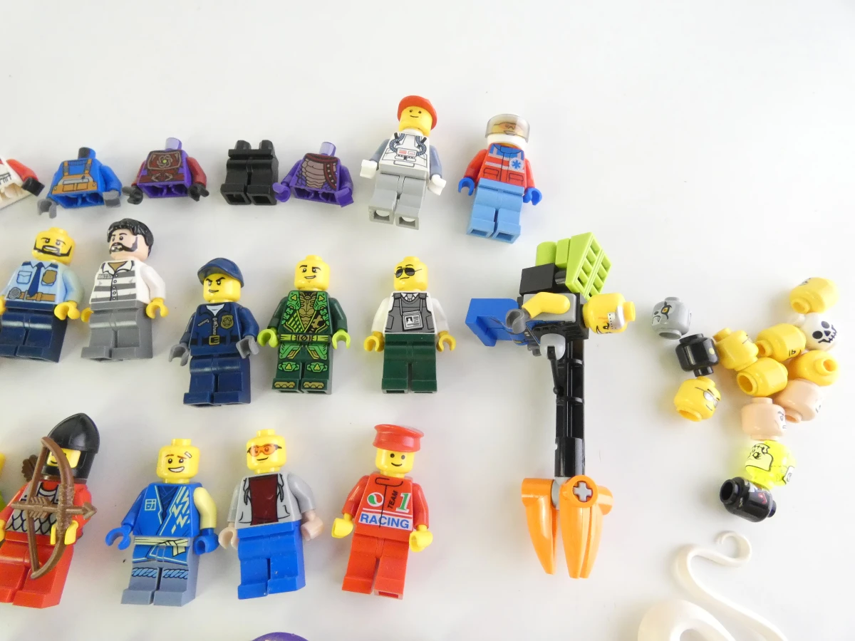 Lot van verschillende LEGO minifiguren en accessoires - foto 4