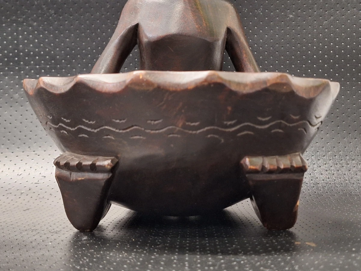 Grote hand gesneden houten fruitschaal met zittende Ifugao man - Filipijnen - foto 3