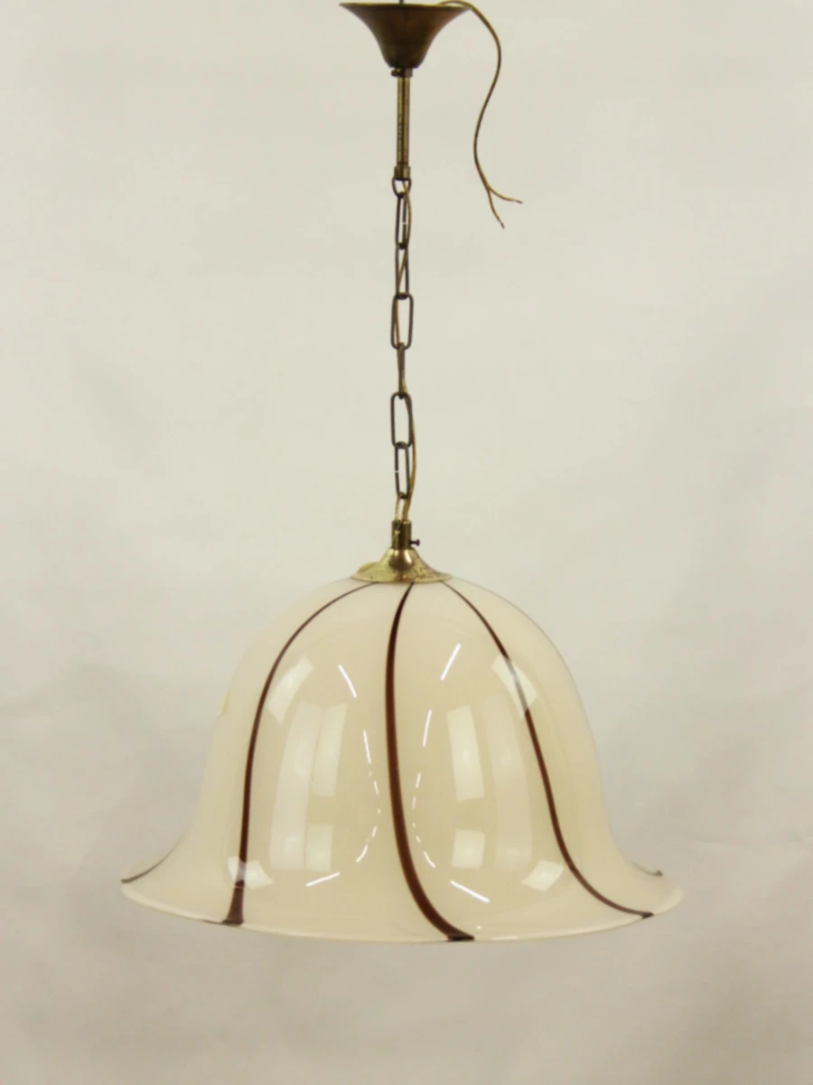 Vintage crémékleurige hanglamp in klokvorm met bruin-bronskleurige lijnen – kavel bij De Kringwinkel, Antwerpen
