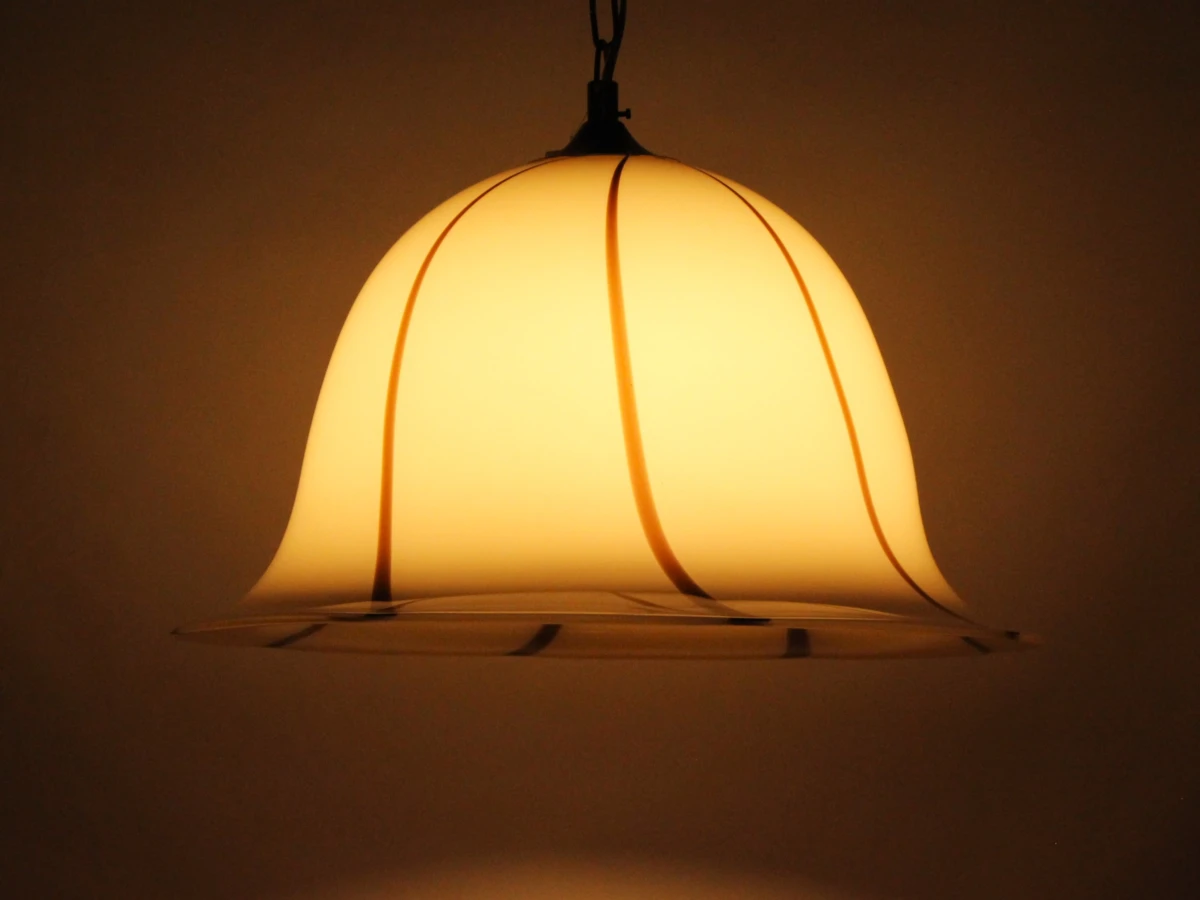 Vintage crémékleurige hanglamp in klokvorm  met bruin-bronskleurige lijnen - foto 9