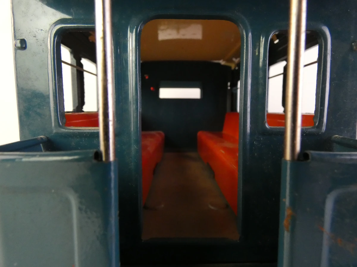 Set van 2 vintage speelgoedvoertuigen in oldtimerstijl - foto 8