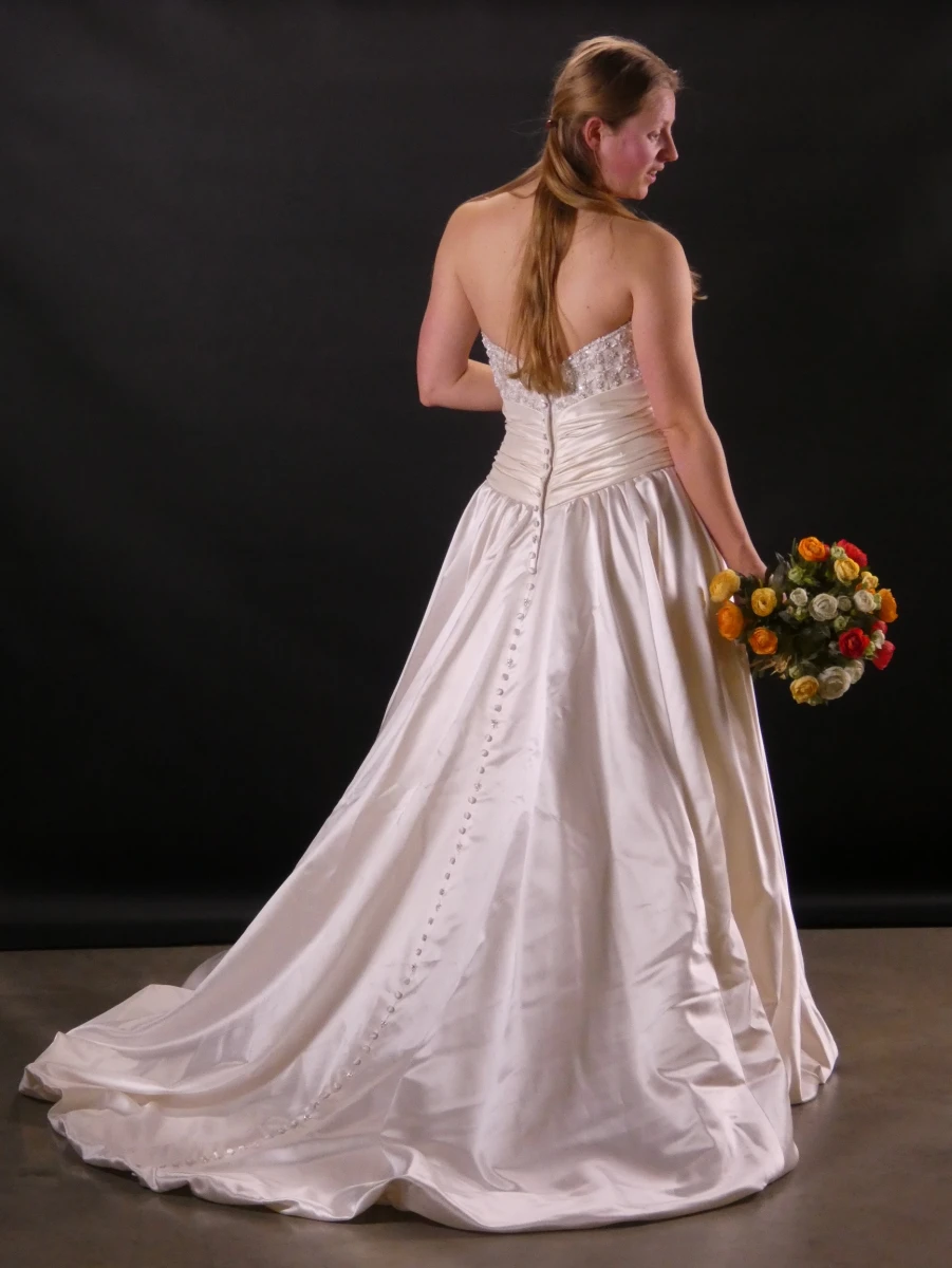 Elegante strapless bruidsjurk met ballonrok en parelbustier - foto 5