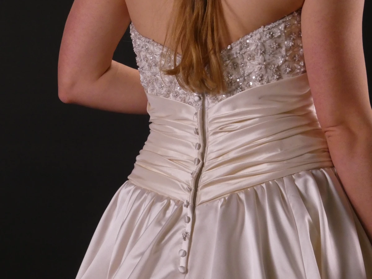 Elegante strapless bruidsjurk met ballonrok en parelbustier - foto 6