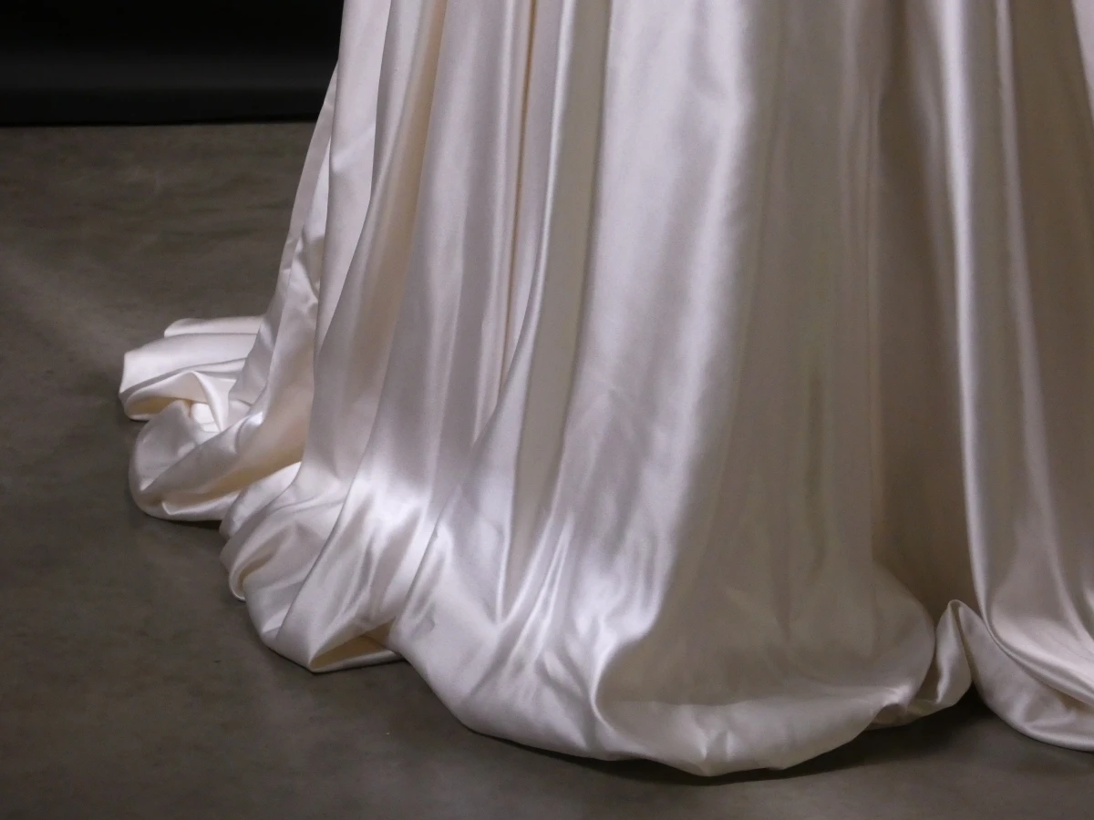 Elegante strapless bruidsjurk met ballonrok en parelbustier - foto 4