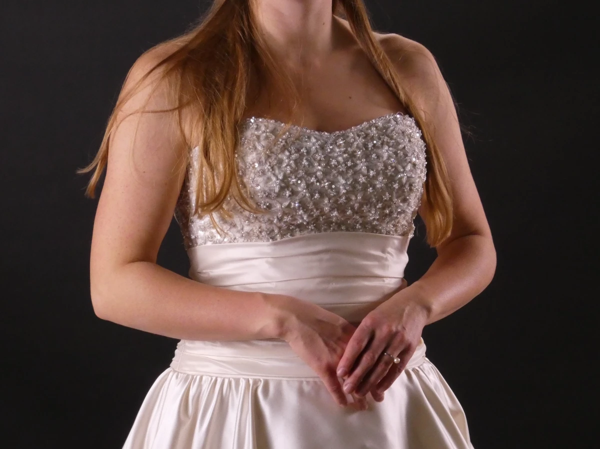 Elegante strapless bruidsjurk met ballonrok en parelbustier - foto 2