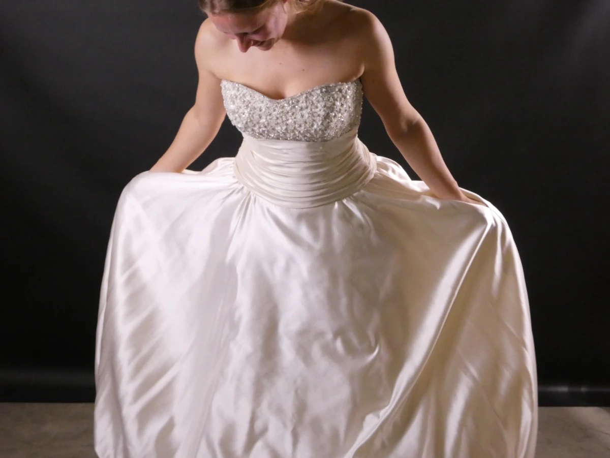 Elegante strapless bruidsjurk met ballonrok en parelbustier - foto 8