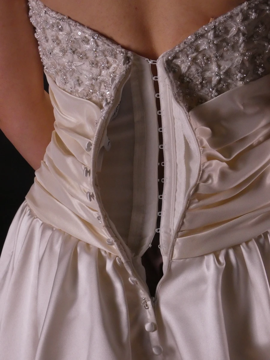 Elegante strapless bruidsjurk met ballonrok en parelbustier - foto 10