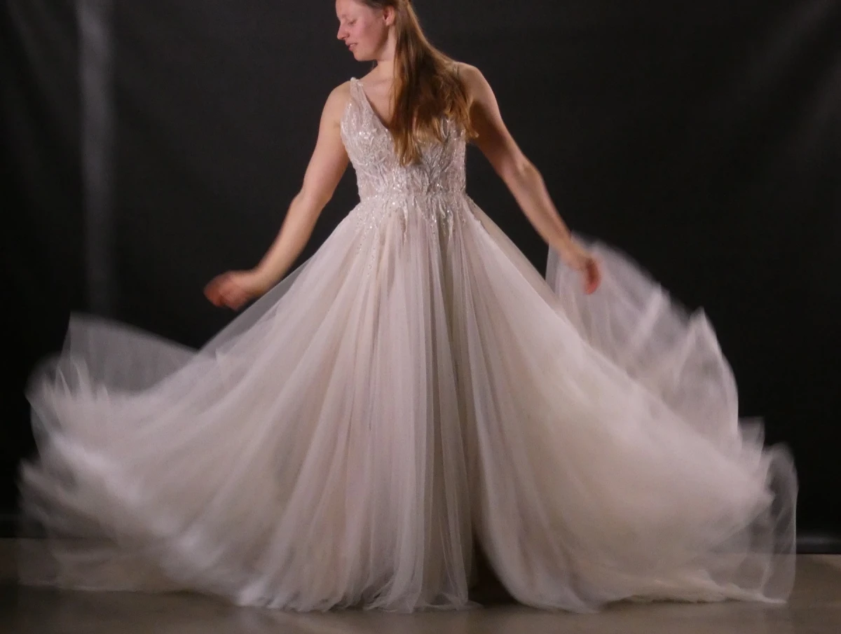 Elegante Waters bruidsjurk met geborduurd lijfje en lange sleep - foto 7