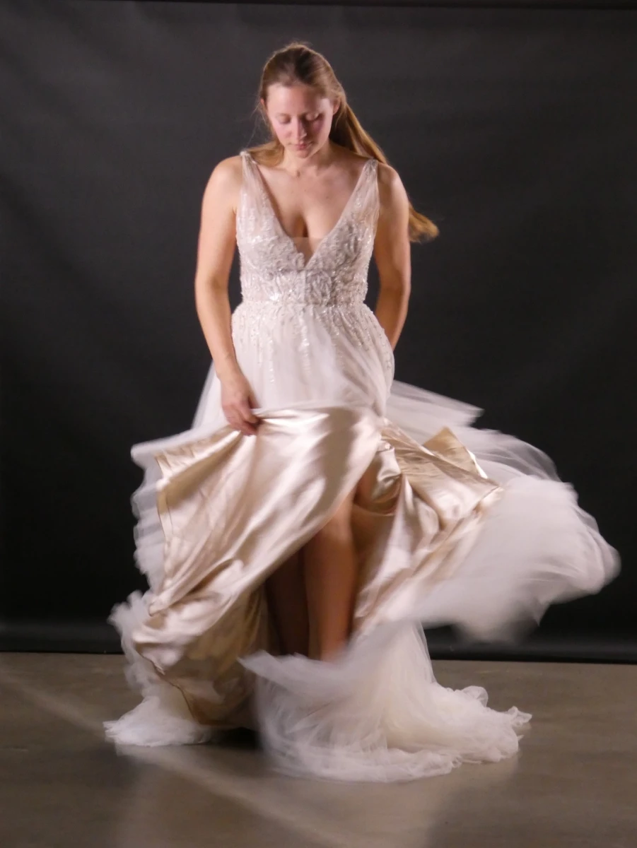 Elegante Waters bruidsjurk met geborduurd lijfje en lange sleep - foto 8