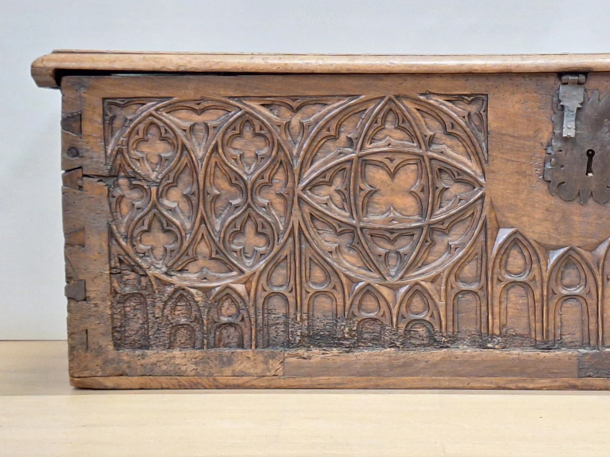 Antiek-look neogotische houten kist - rijk gesneden Gothic Revival decor - foto 5